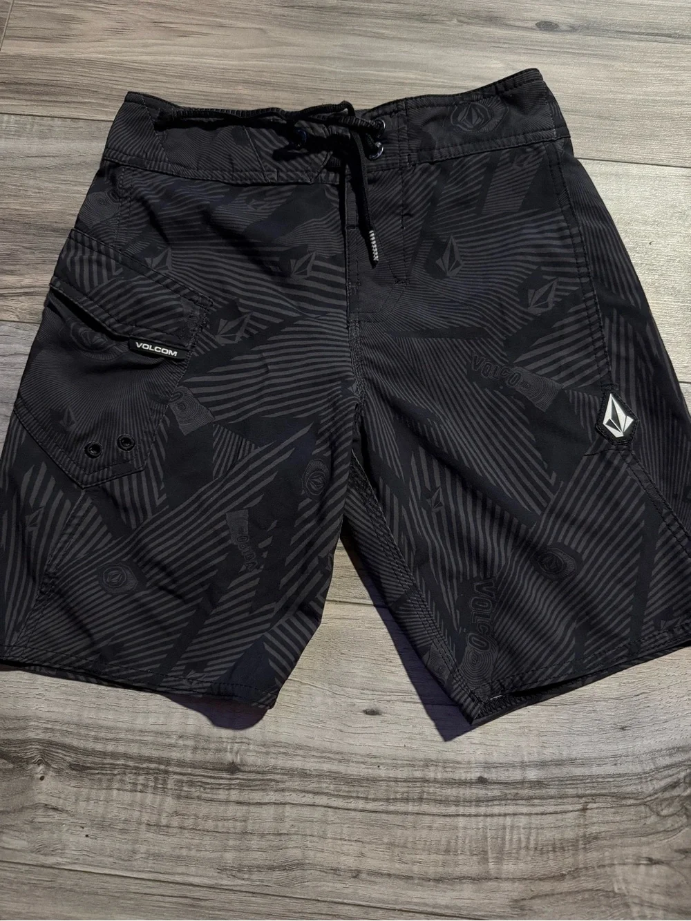 Volcom Youth boys  Black Geometric Pattern Swim Board Shorts sz 23